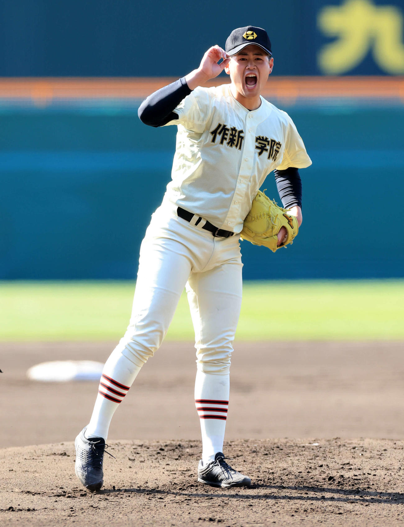 作新学院対神村学園　1回裏神村学園1死一、二塁、正林を三振に仕留め雄たけびを上げる小川哲（撮影・浅見桂子）