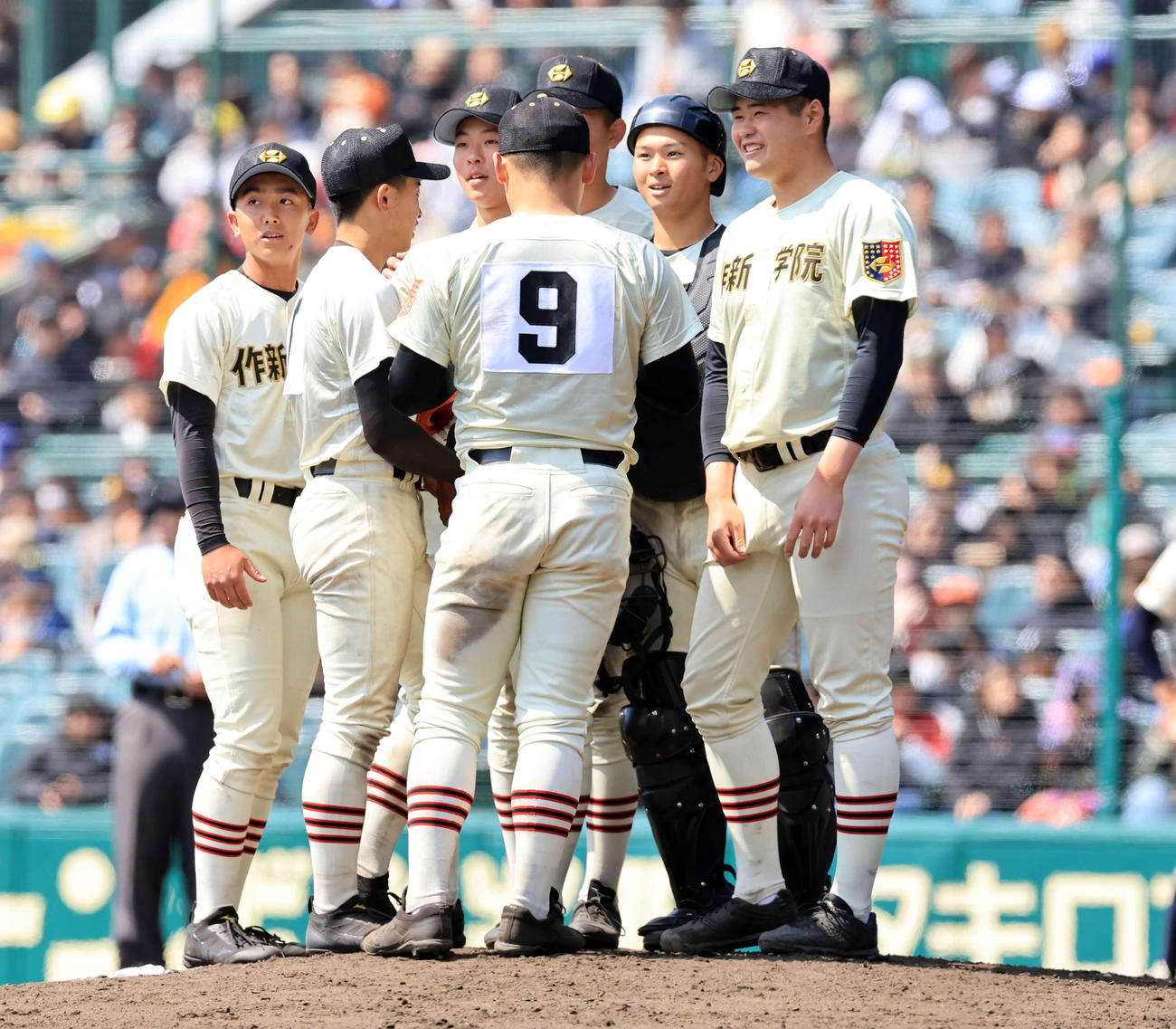 作新学院対神村学園　8回裏神村学園1死一、三塁、マウンドに伝令として声をかける小川哲（右）（撮影・浅見桂子）