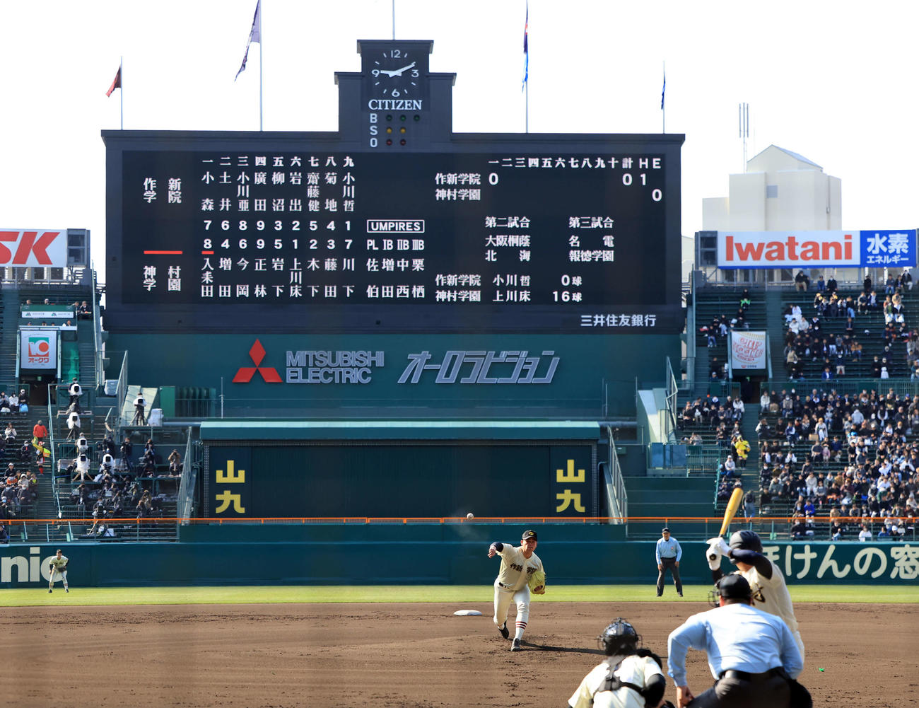 作新学院対神村学園　甲子園で初球を投げ込む作新学院・小川哲（撮影・浅見桂子）