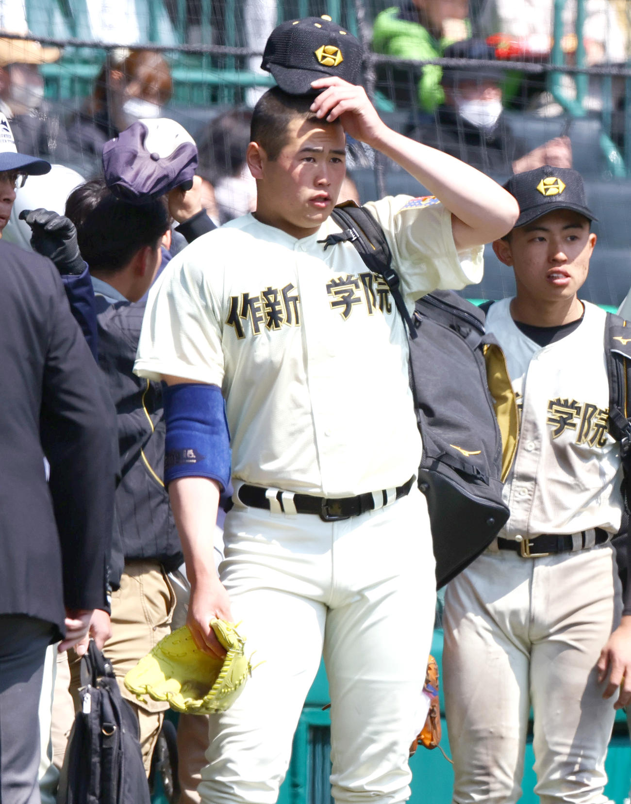作新学院対神村園　神村学園に敗れた作新学院エース小川哲（手前）は甲子園球場のグラウンドにあいさつする（撮影・上山淳一）