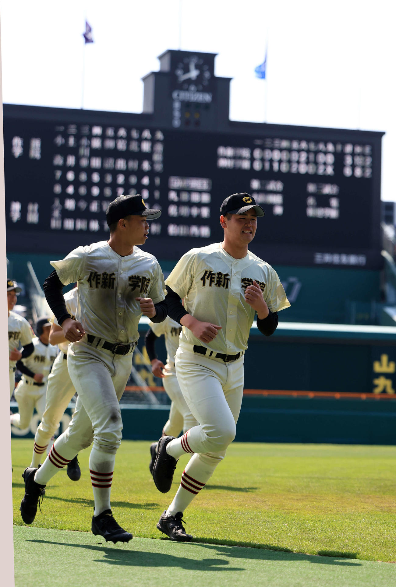 作新学院対神村学園　3－6で敗れた作新学院・小川哲（右）は、スコアボードを背に引き揚げる（撮影・浅見桂子）