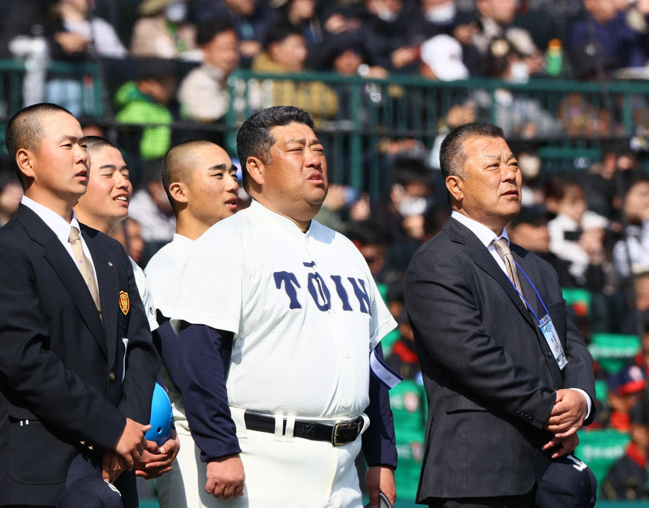 北海対大阪桐蔭　北海に勝利し、校歌を斉唱する大阪桐蔭の西谷監督（中央）ら（撮影・上山淳一）