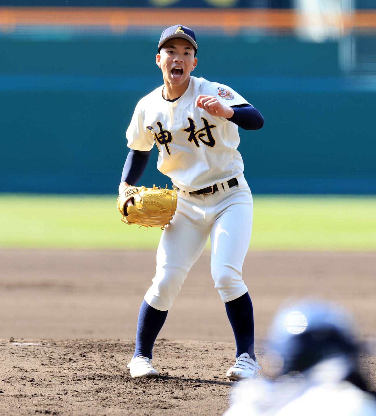 作新学院対神村学園　1回表作新学院2死一、二塁、柳沼翔を三振に仕留め雄たけびを上げる上川床（撮影・浅見桂子）