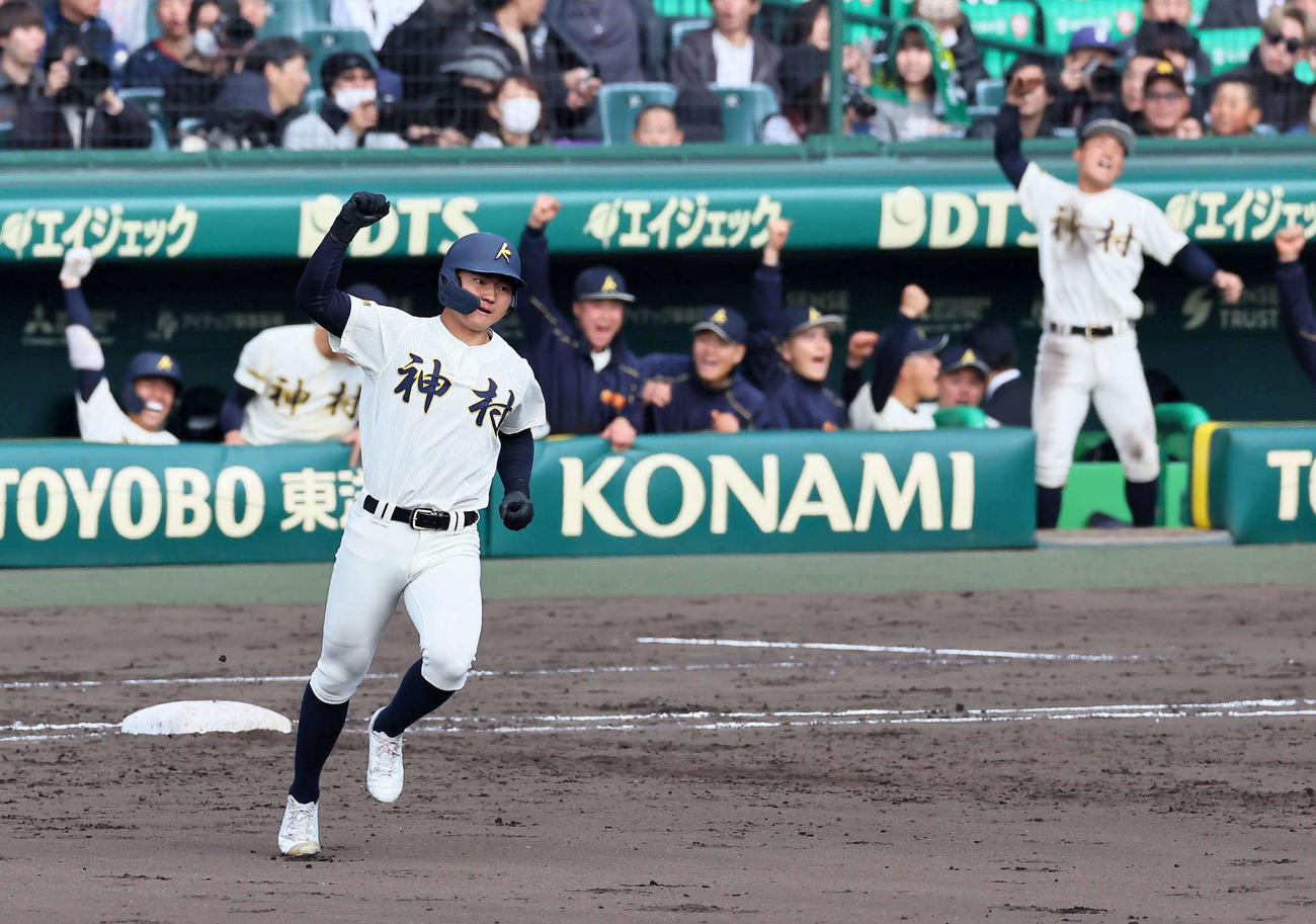 作新学院対神村学園　3回裏神村学園無死、神村学園・正林は大会2号となるソロ本塁打を放ち一塁を回る（撮影・上田博志）