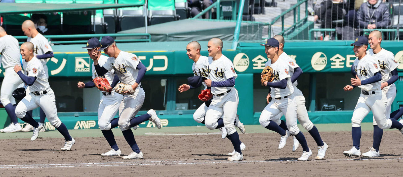 作新学院対神村学園　勝利した神村学園ナインはアルプスめがけてダッシュ（撮影・上田博志）（撮影・上田博志）