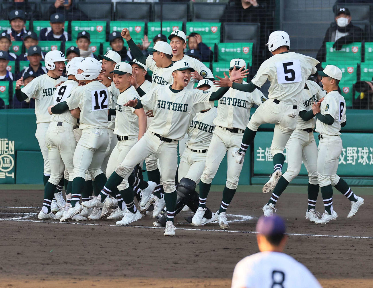 愛工大名電対報徳学園　サヨナラ勝利した報徳学園ナインは笑顔を見せて喜ぶ（撮影・上田博志）