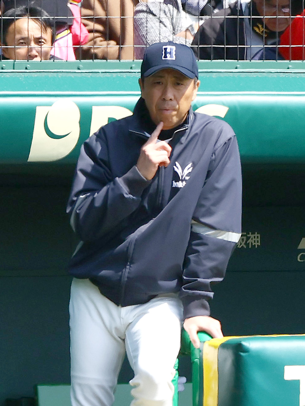 北海対大阪桐蔭　1回裏、ベンチからサインを出す北海の平川監督（撮影・上山淳一）