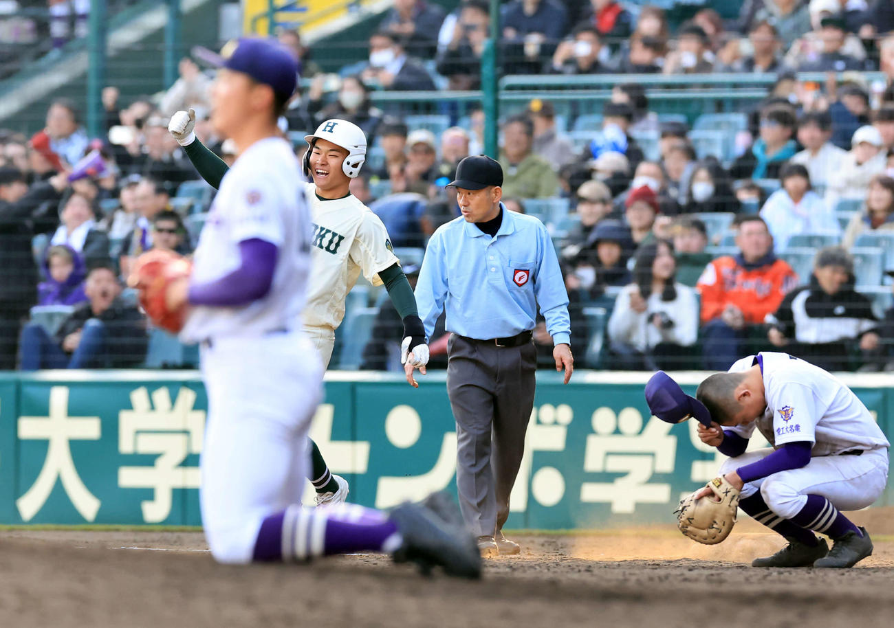 愛工大名電対報徳学園　10回裏報徳学園無死満塁、斎藤はサヨナラ中前適時打を放ちガッツポーズ。投手伊東。一塁手鈴木礼（撮影・浅見桂子）