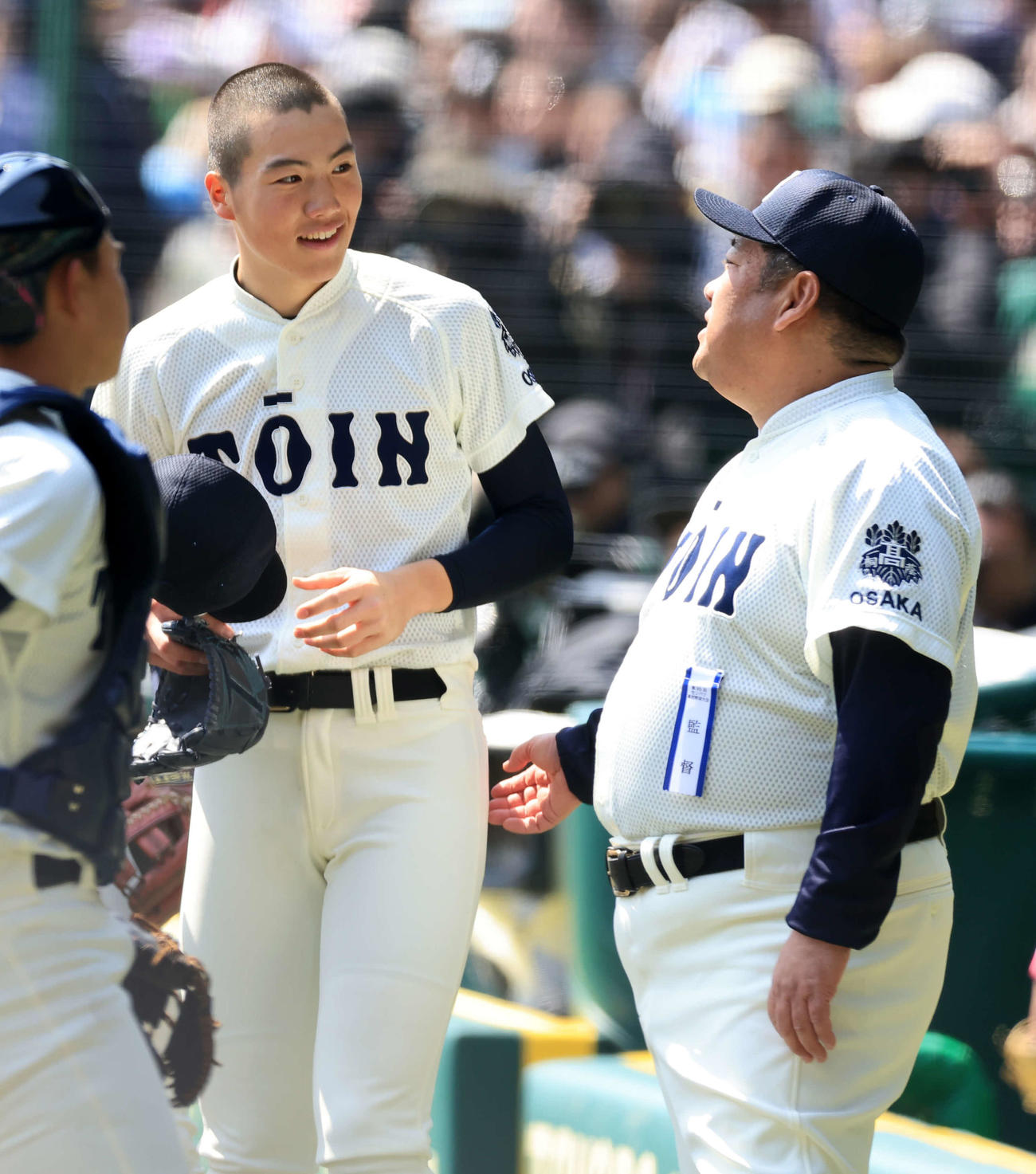 北海対大阪桐蔭　1回表北海の攻撃を抑えた平嶋（左）は西谷監督に声をかけられ笑顔（撮影・浅見桂子）