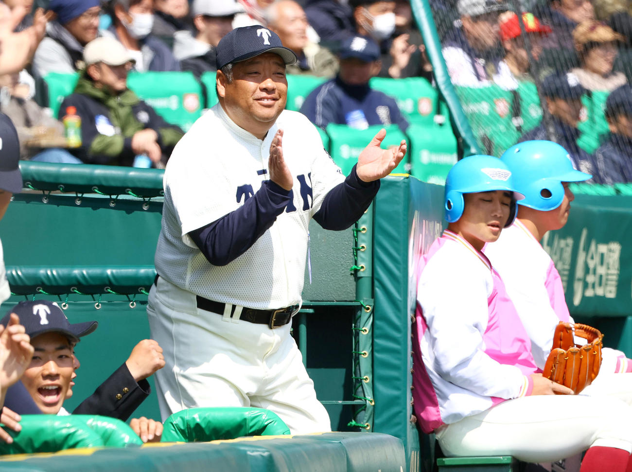 北海対大阪桐蔭　3回、ベンチ選手に拍手を送る大阪桐蔭の西谷監督（撮影・上山淳一）
