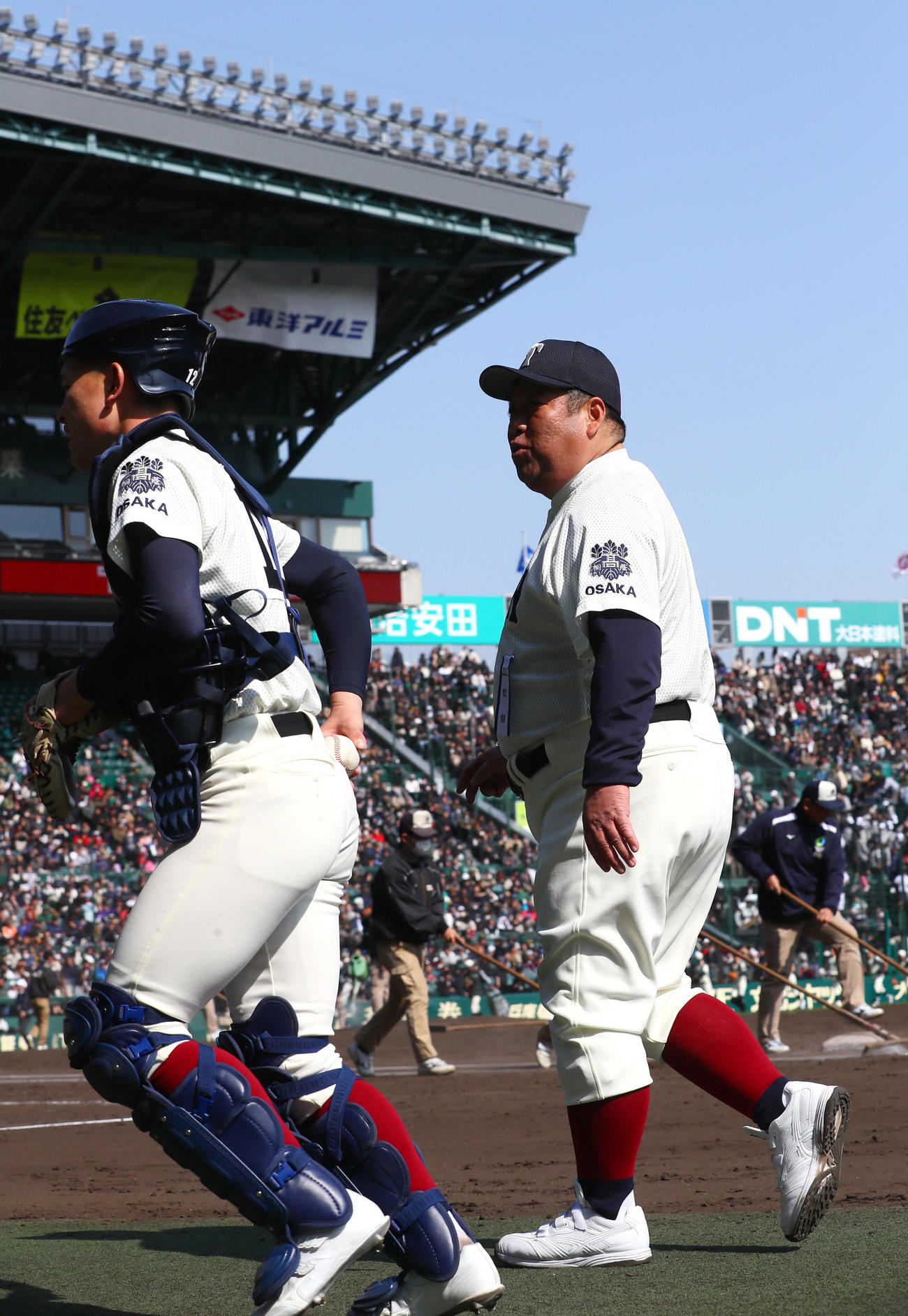 北海対大阪桐蔭　北海に勝利した大阪桐蔭の西谷監督（右）は応援席へあいさつし引き揚げる（撮影・上山淳一）