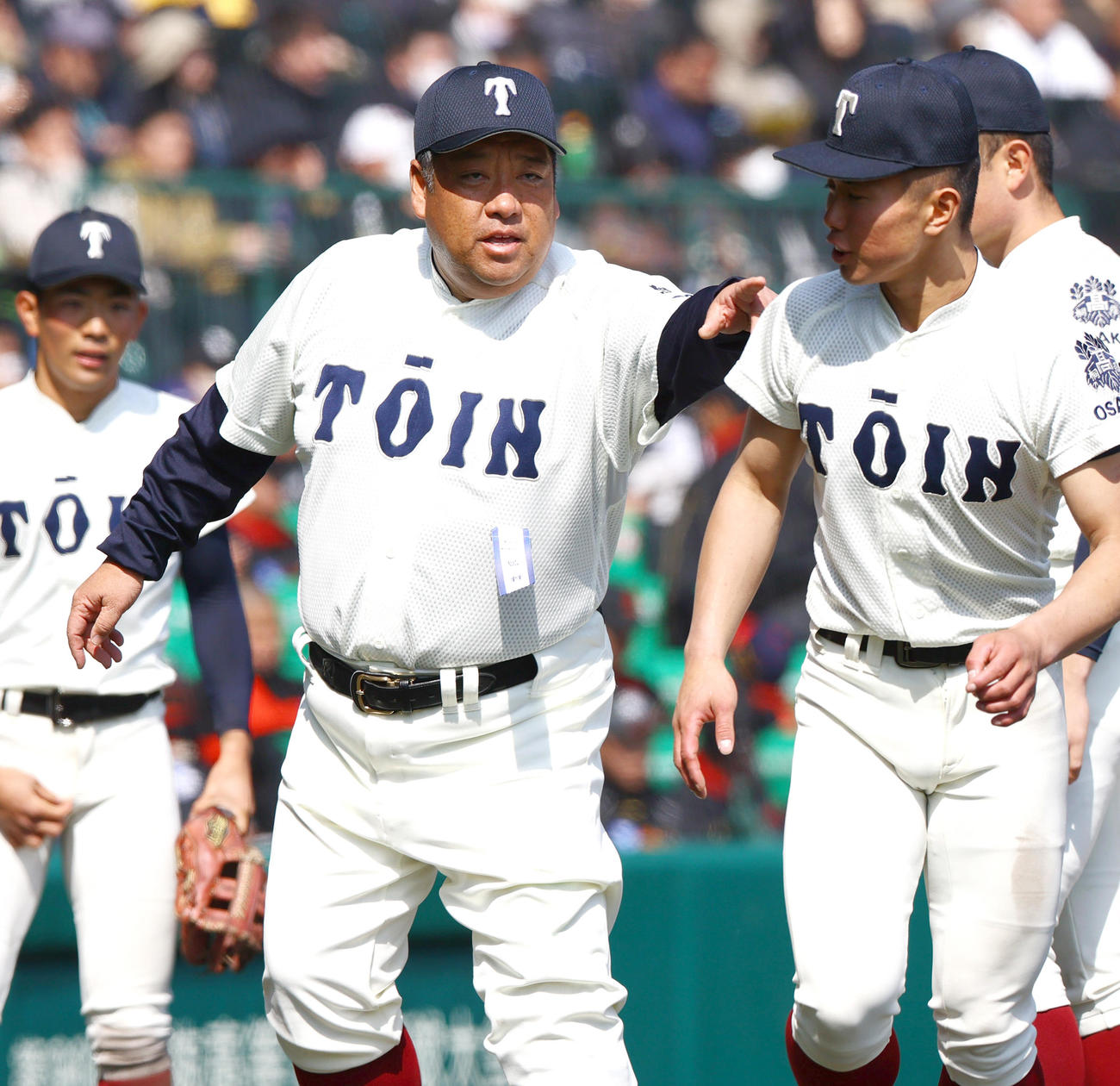北海対大阪桐蔭　8回裏の攻撃を前に大阪桐蔭の西谷監督（左から2人目）は畠中に指示を出す（撮影・上山淳一）