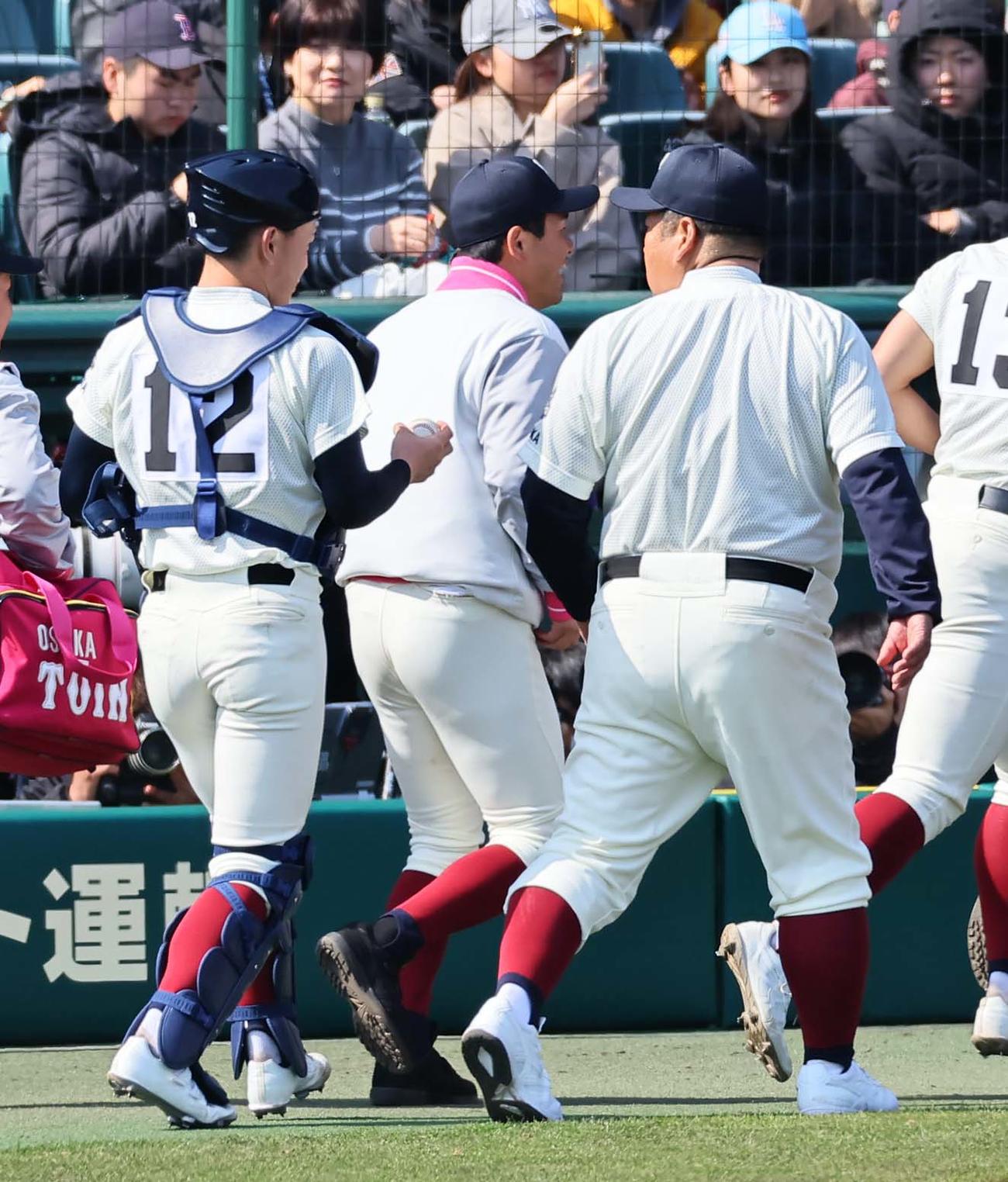 北海対大阪桐蔭　大阪桐蔭・西谷監督（右）は杉本がウイニングボールを手渡そうとするも断る（撮影・上田博志）