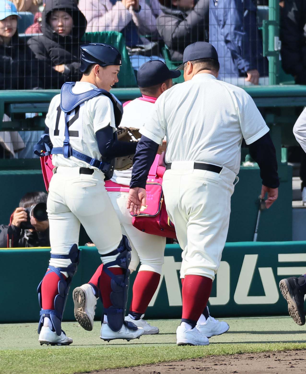 北海対大阪桐蔭　大阪桐蔭・西谷監督（右）は杉本がウイニングボールを手渡そうとするも断る（撮影・上田博志）