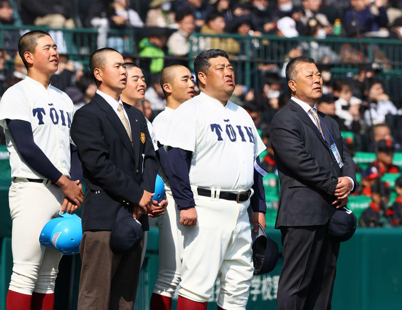 北海対大阪桐蔭　北海に勝利し、校歌を歌う大阪桐蔭の西谷監督（右から2人目）と有友部長（右）ら（撮影・上山淳一）
