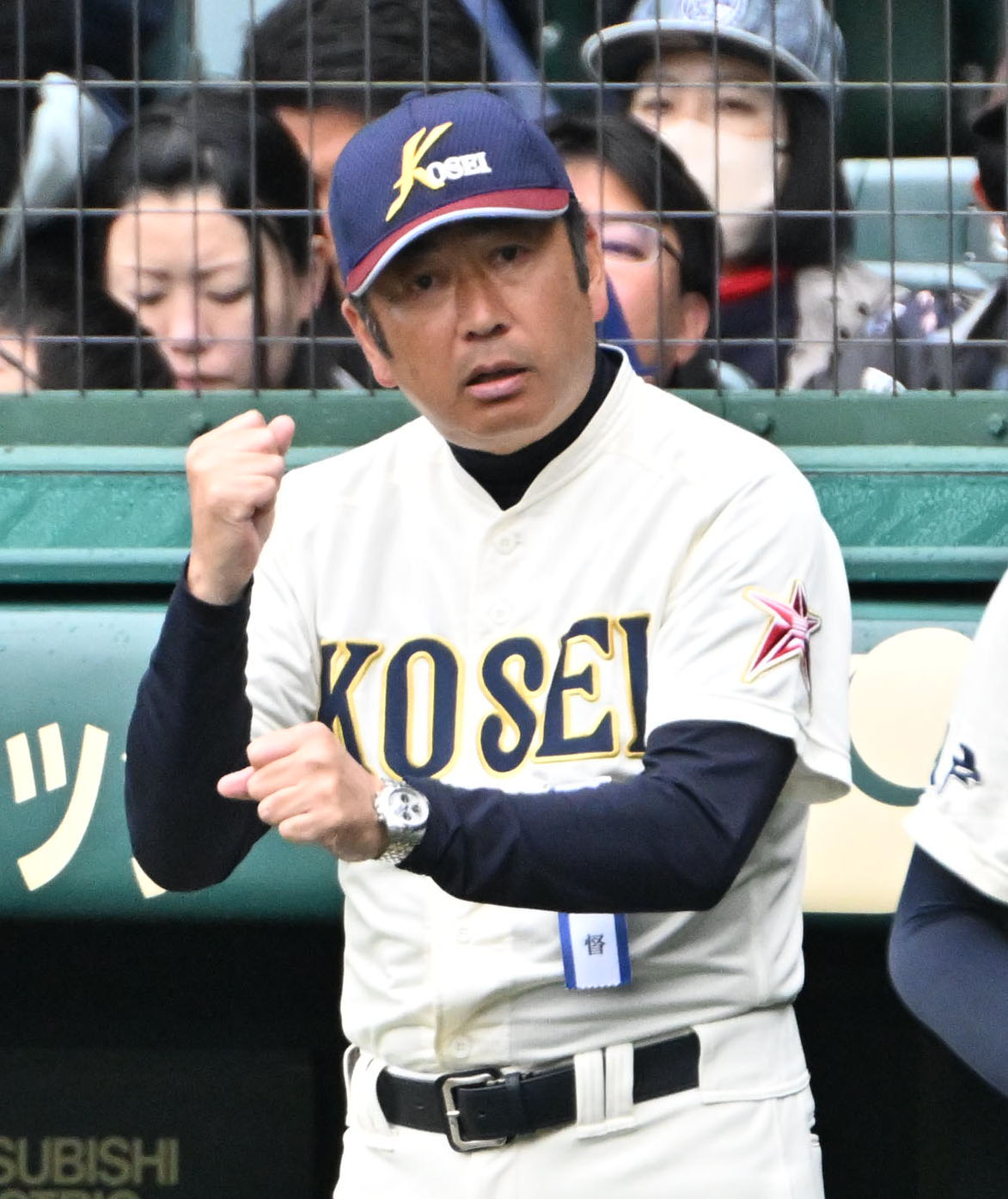 八戸学院光星対星陵　選手にサインを送る八戸学院光星の仲井宗基監督（撮影・石井愛子）