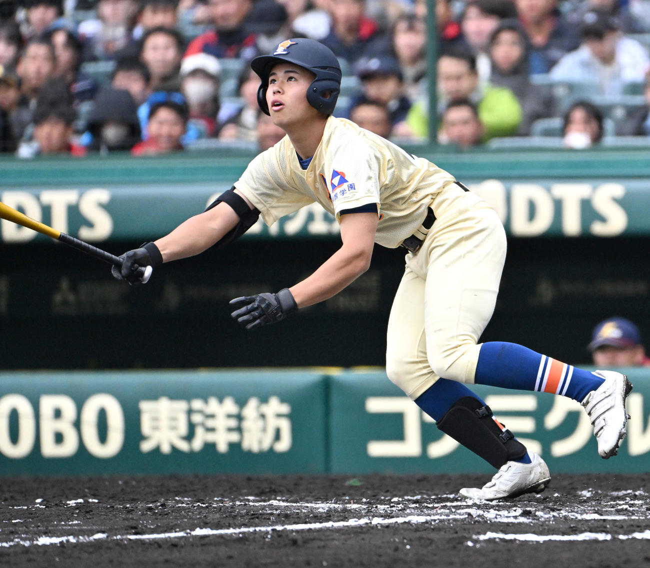 八戸学院光星対星陵　6回裏星稜2死二塁、中島幹大は勝ち越し左適時打を放つ（撮影・石井愛子）