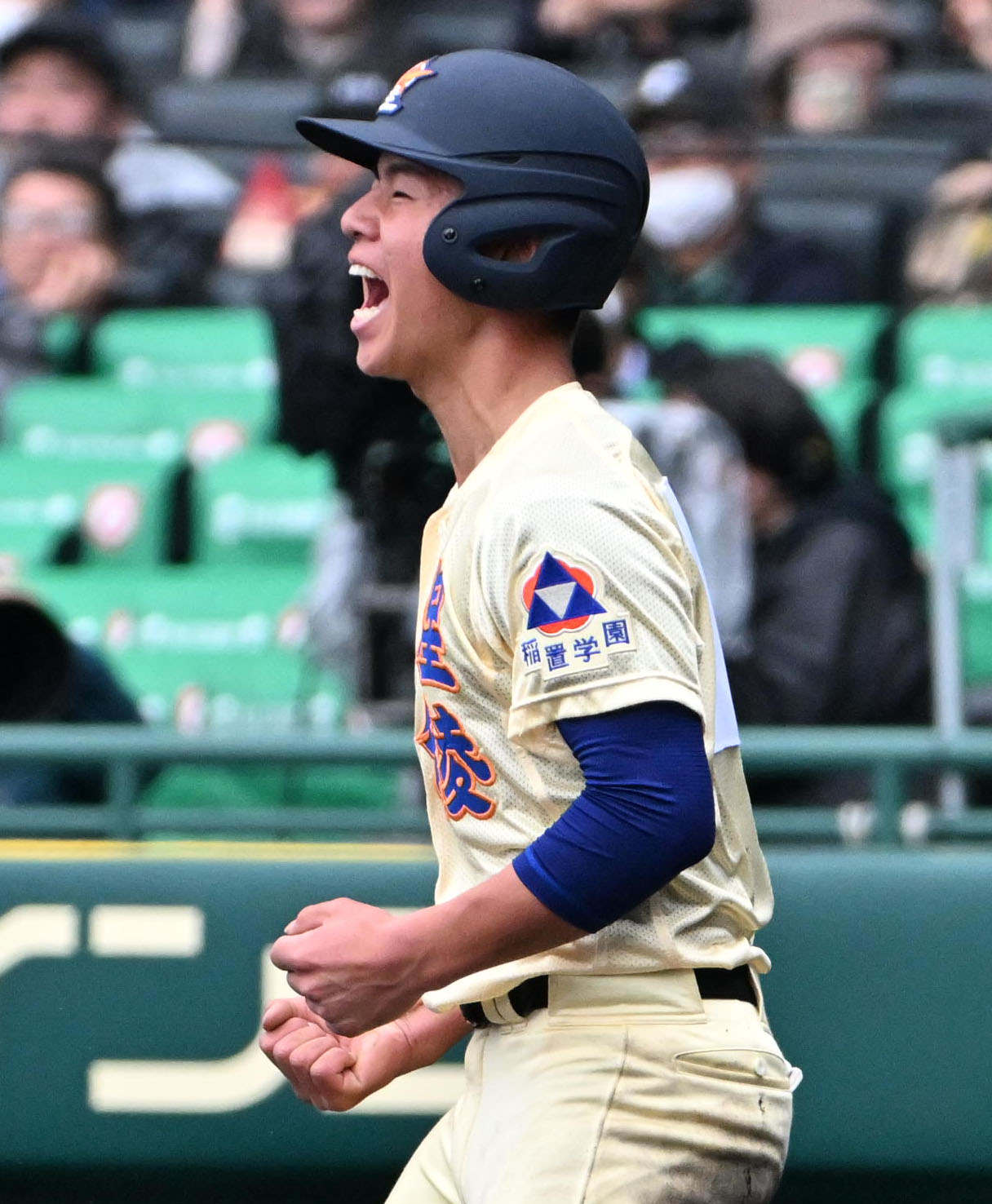 八戸学院光星対星陵　6回裏星稜2死二塁、中島幹大の適時打で生還する服部航（撮影・石井愛子）