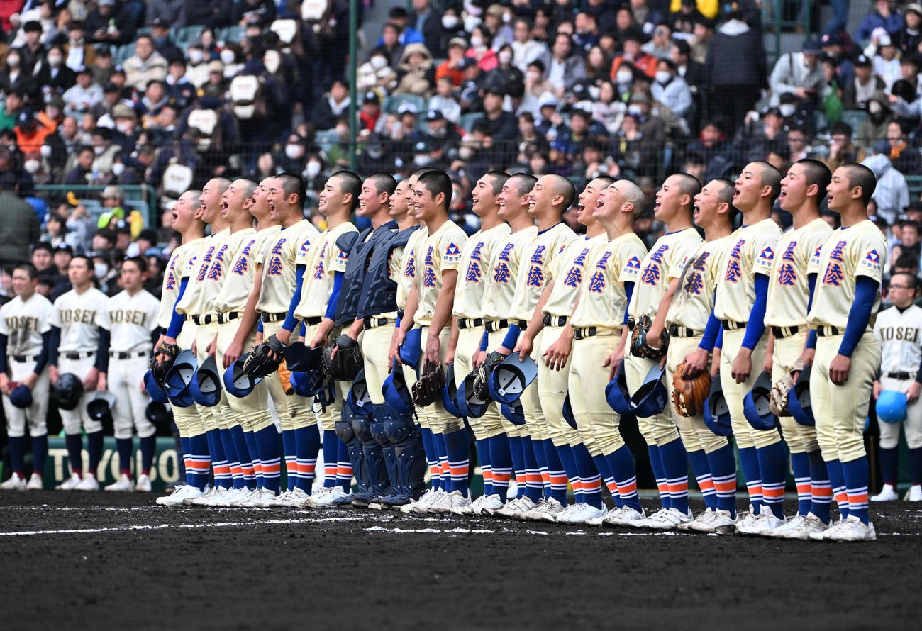 八戸学院光星対星陵　八戸学院光星に勝利し校歌を歌う星稜ナイン（撮影・石井愛子）