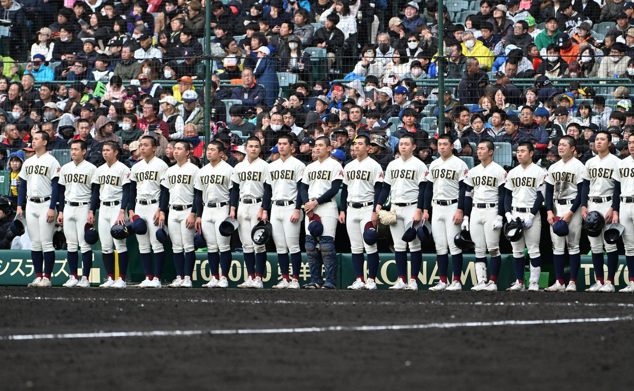 八戸学院光星対星陵　八戸学院光星に勝利しアルプスに駆け出す星稜ナイン（撮影・石井愛子）