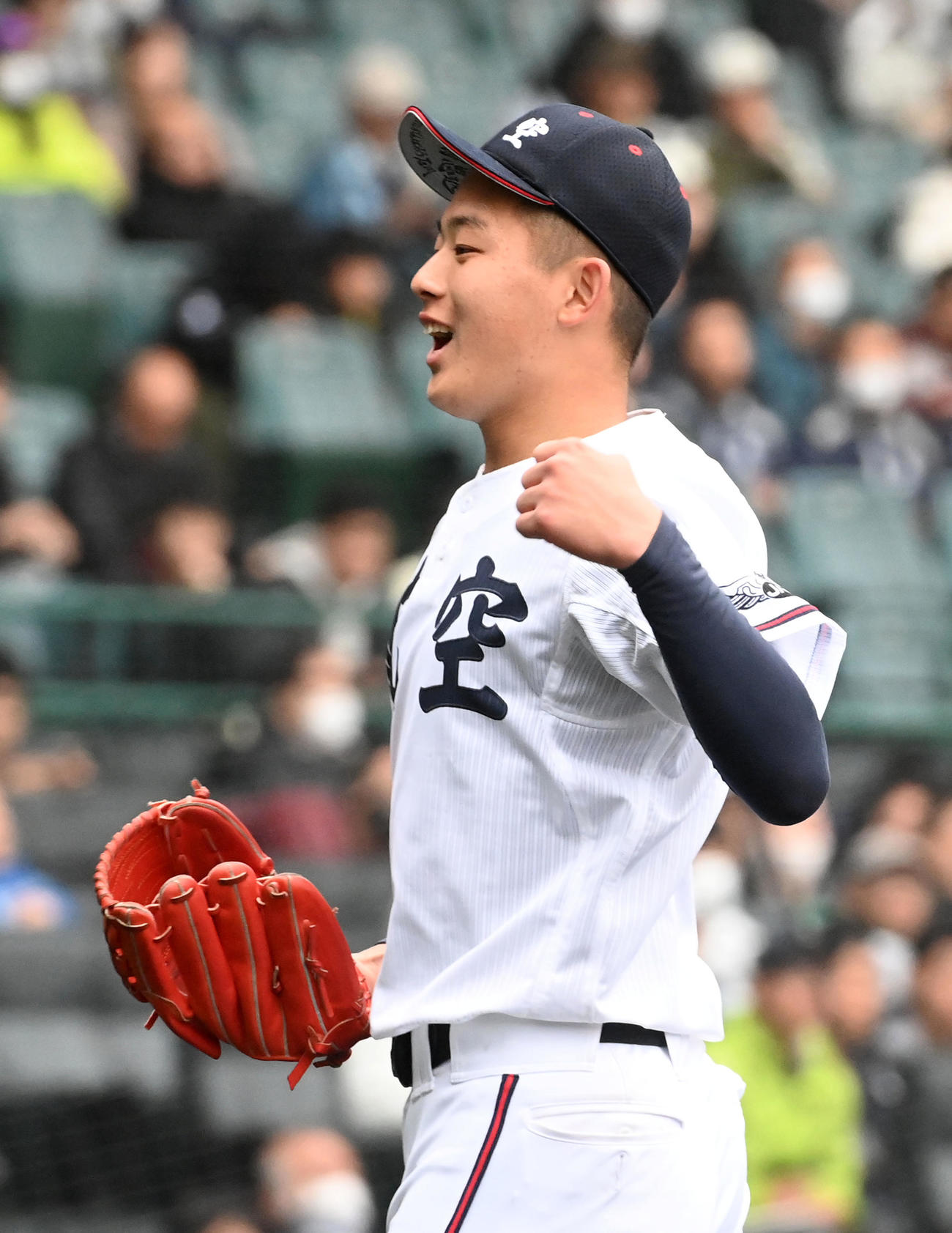 常総学院対日本航空石川　2回、笑顔でベンチに戻る日本航空石川先発の猶明（撮影・前岡正明）