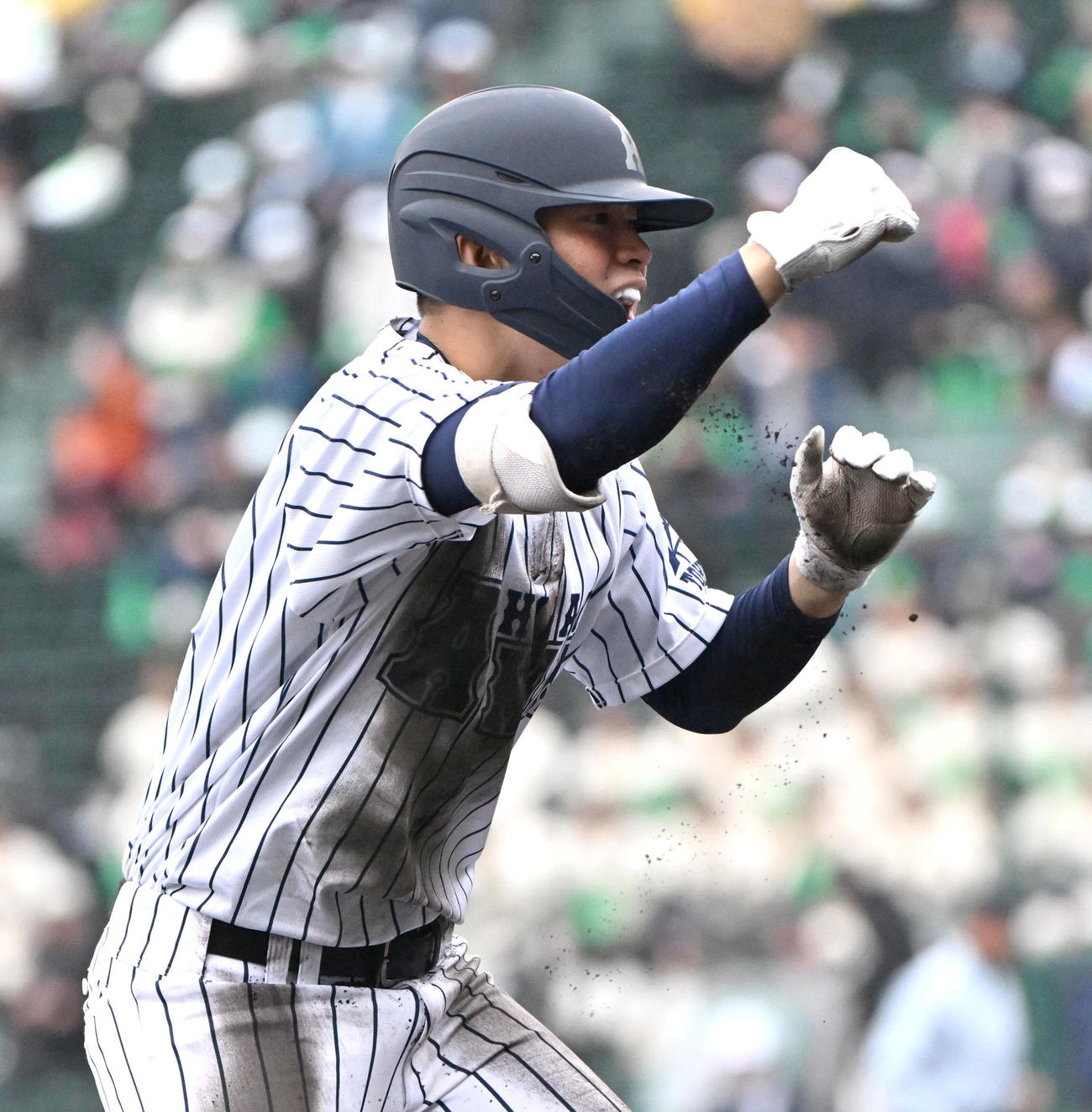 熊本国府対阿南光　1回裏阿南光1死二塁、福田修盛は先制の越え適時三塁打を放ちガッツポーズをする（撮影・石井愛子）