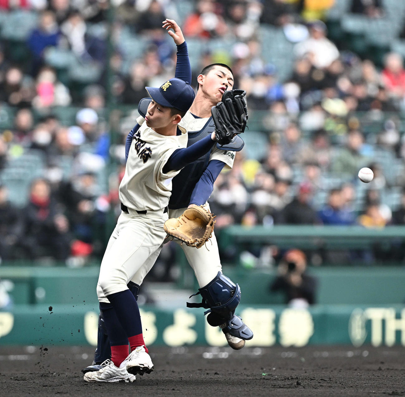 熊本国府対阿南光　1回裏阿南光2死三塁、坂井（左）は捕手寺尾と接触し、吉岡の打球を捕り損ね適時失策とする（撮影・滝沢徹郎）