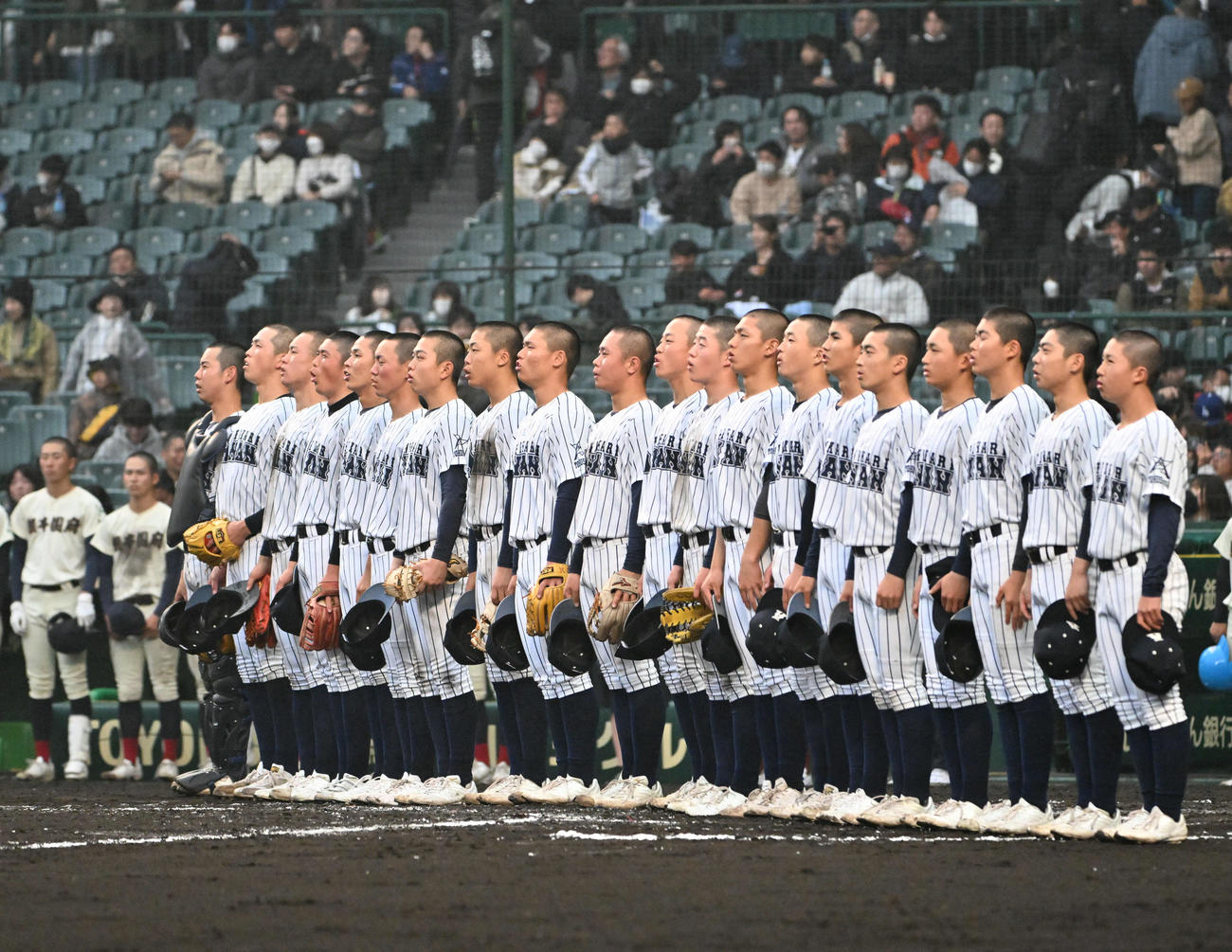 熊本国府対阿南光　熊本国府に勝利し校歌を歌う阿南光ナイン（撮影・石井愛子）