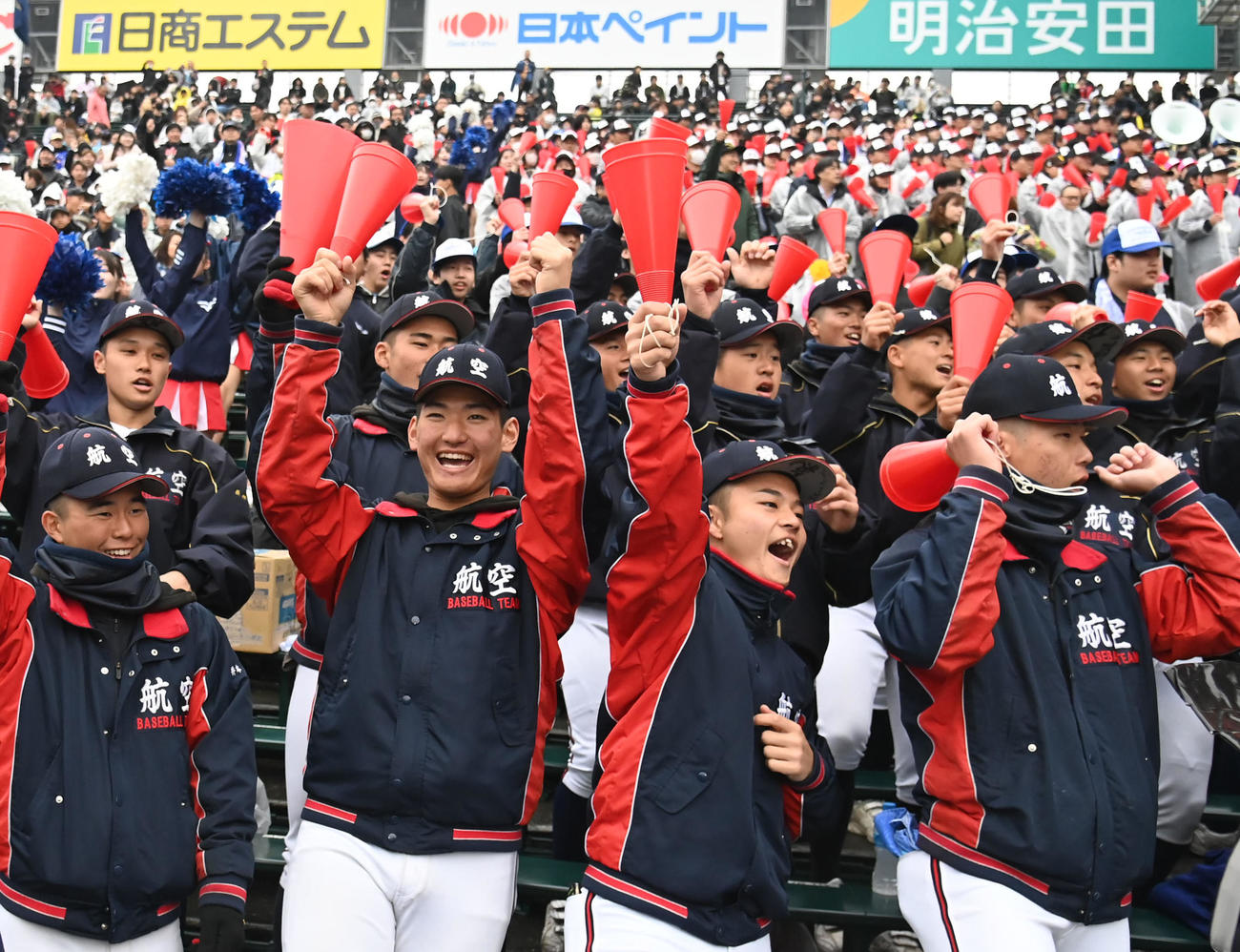 選手らを応援する日本航空石川のアルプス（撮影・石井愛子）