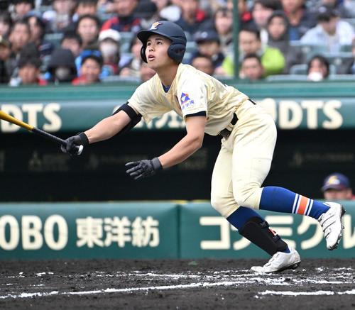 八戸学院光星対星陵　6回裏星稜2死二塁、中島幹大は勝ち越し左適時打を放つ（撮影・石井愛子）