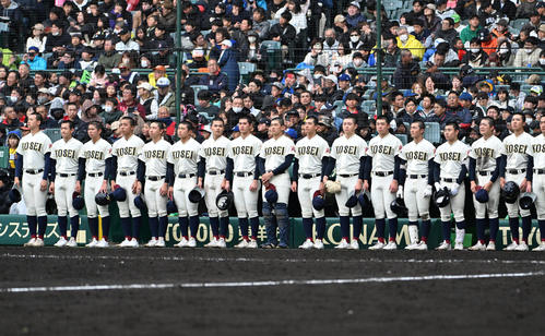 八戸学院光星対星陵　八戸学院光星に勝利しアルプスに駆け出す星稜ナイン（撮影・石井愛子）