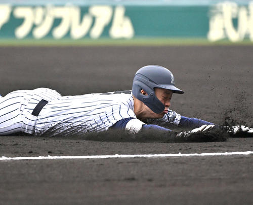 熊本国府対阿南光　1回裏阿南光1死二塁、福田修盛は先制の越え適時三塁打を放ち三塁へ進塁する（撮影・石井愛子）