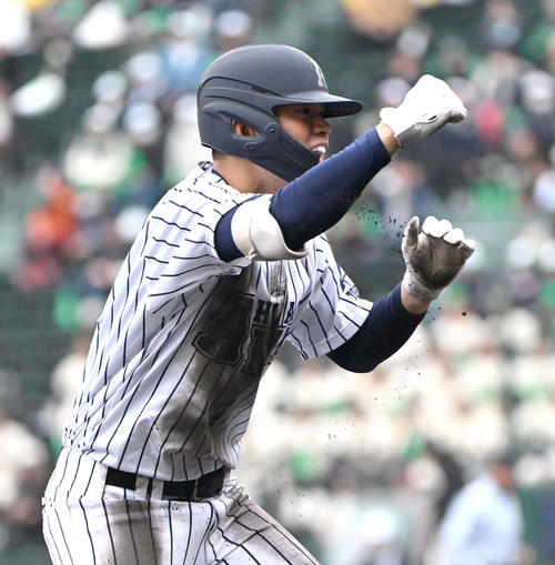 熊本国府対阿南光　1回裏阿南光1死二塁、福田修盛は先制の越え適時三塁打を放ちガッツポーズをする（撮影・石井愛子）