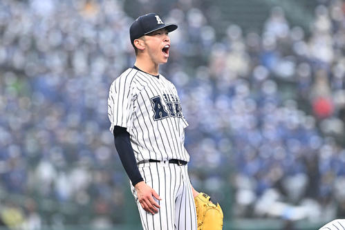 熊本国府対阿南光　9回表熊本国府2死二塁、内田を一ゴロに仕留めさけぶ吉岡（撮影・滝沢徹郎）