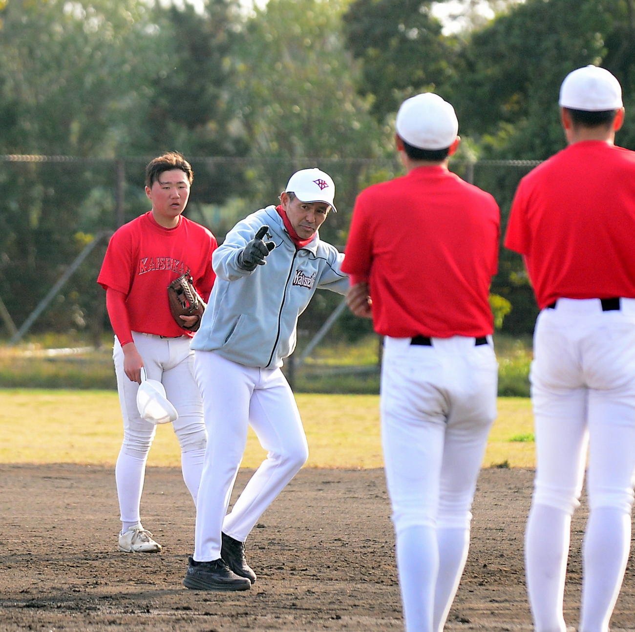 身ぶり手ぶりを交えて指導する浜野新監督（中央）