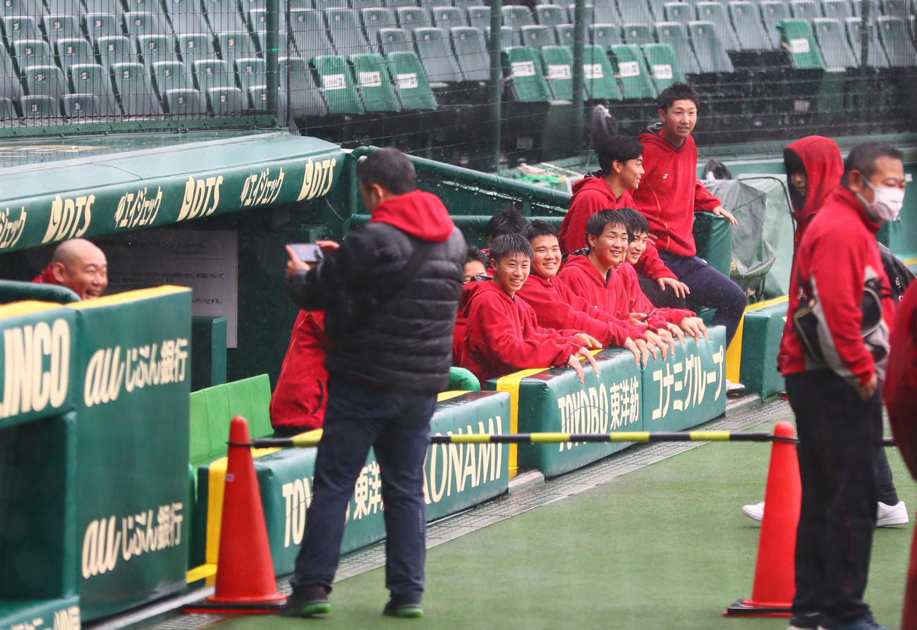 甲子園を訪れた能登地方加盟校の部員たち（撮影・上山淳一）