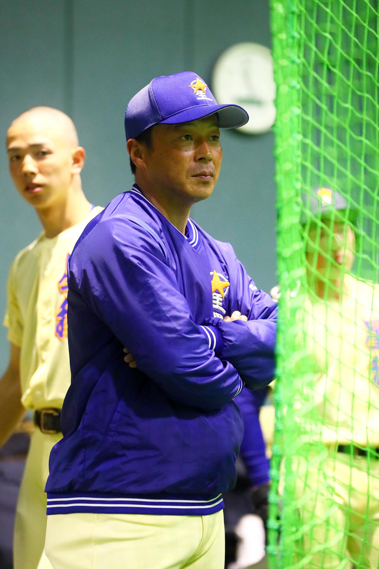 室内で練習を見守る星稜の山下監督（撮影・上山淳一）