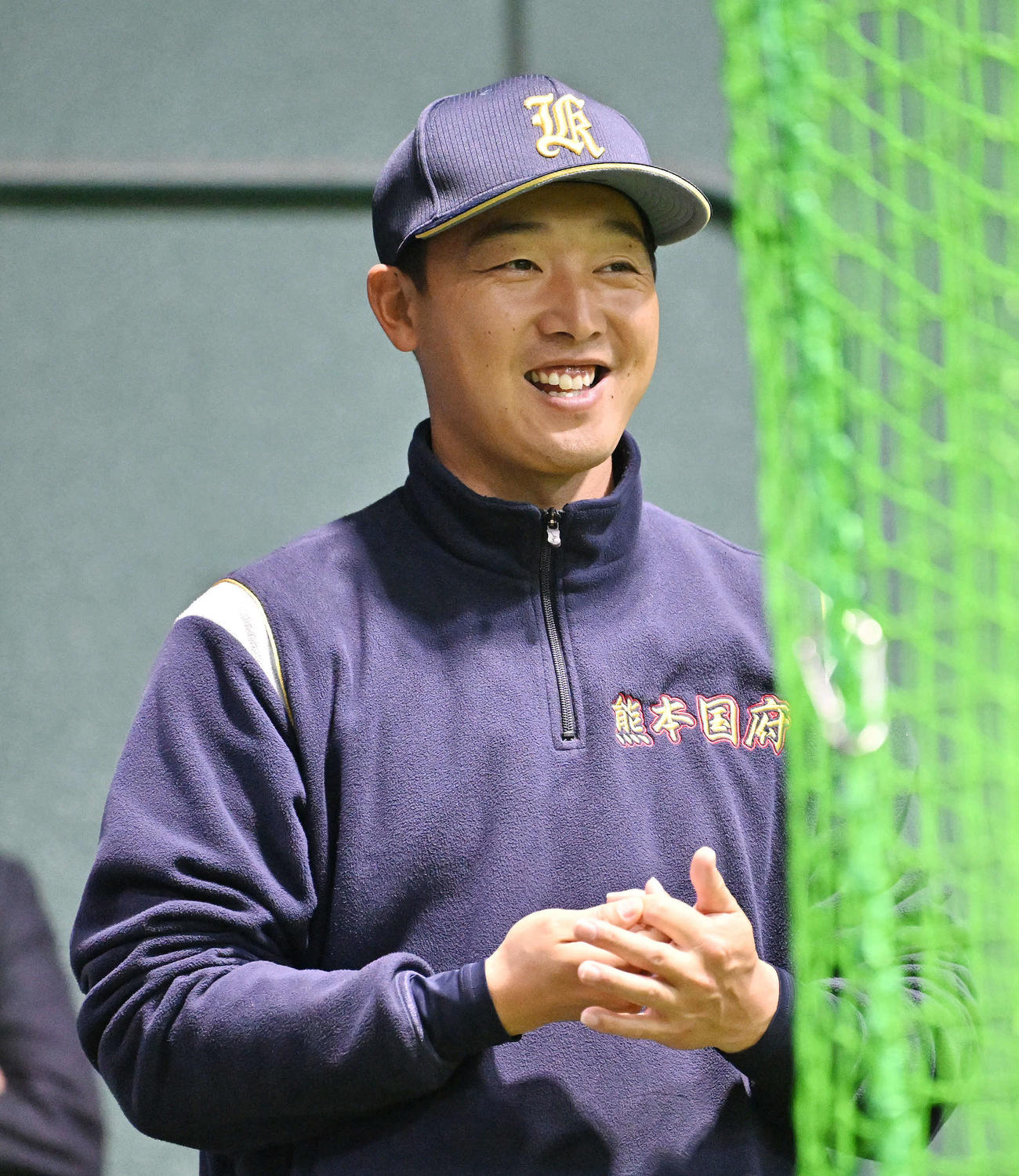 室内練習場で調整する選手を見守る熊本国府・山田監督（撮影・滝沢徹郎）