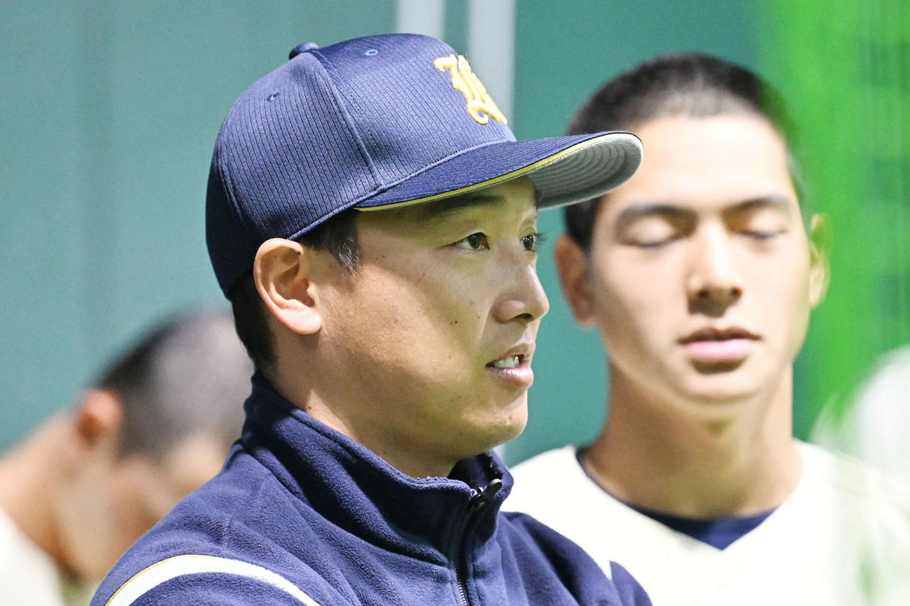 室内練習場で調整する選手を見守る熊本国府・山田監督（撮影・滝沢徹郎）