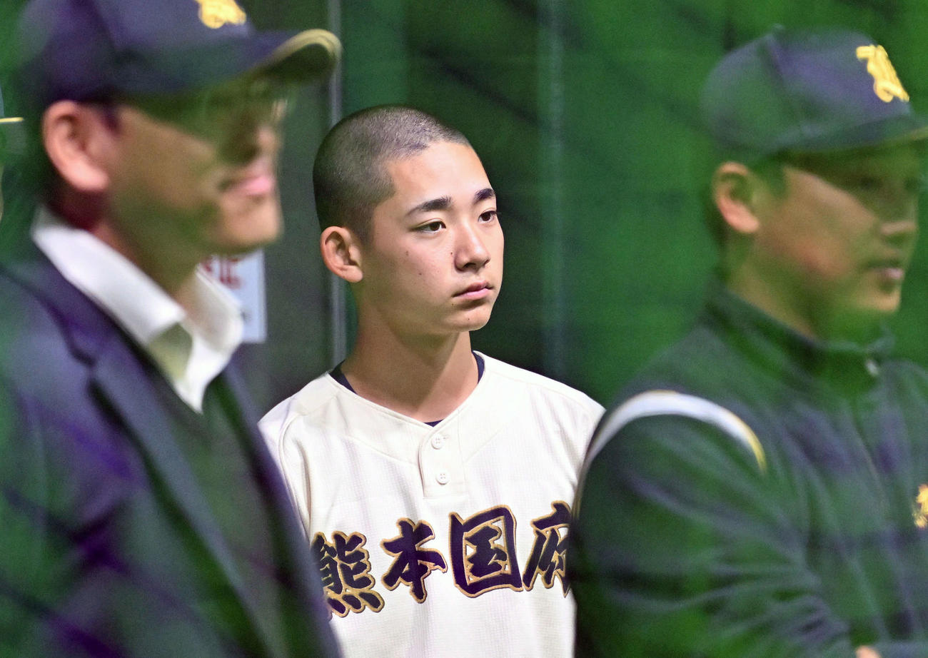 室内練習場で練習するチームメートを見守る熊本国府・坂井（後方）（撮影・滝沢徹郎）