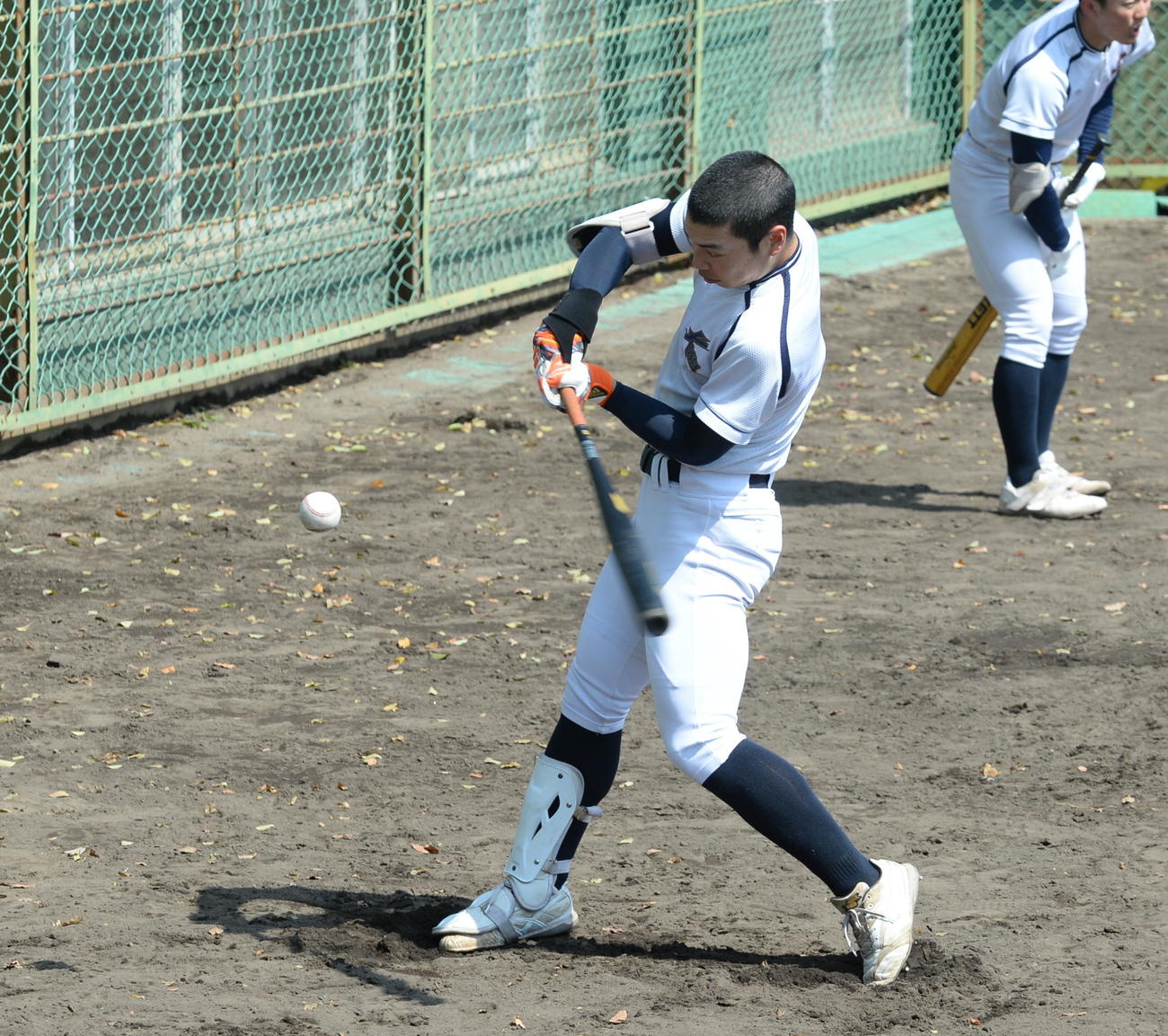 22日、ライナー性の打球を意識してバットを振り込む砂子田主将