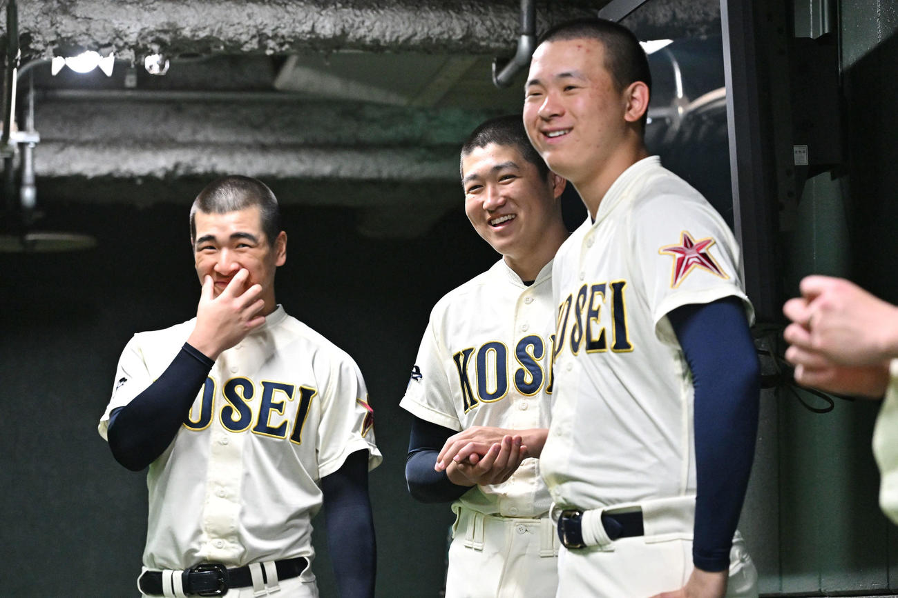 室内練習場でリラックスした表情の八戸学院光星・洗平（中央）ら（撮影・滝沢徹郎）