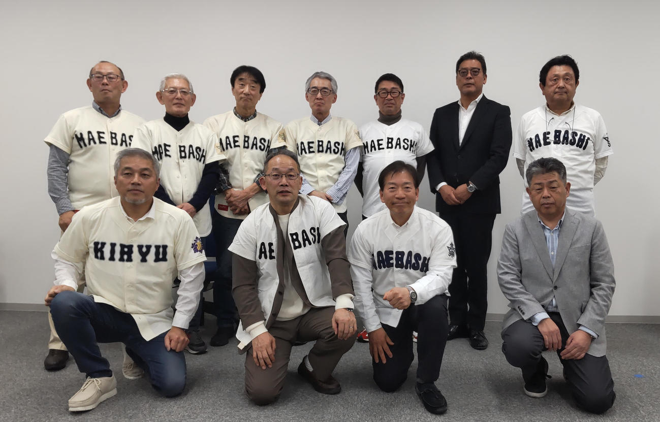 前橋で完全試合を達成したメンバーが川北茂樹さん（前列左から2人目）の出版イベントに出席。前列左から3人目は松本監督