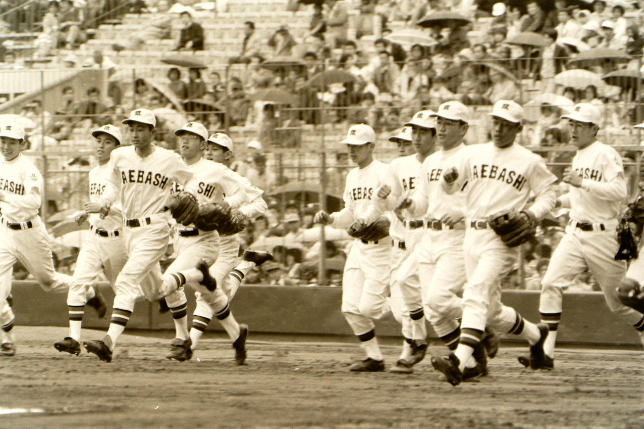 前橋対福井商　試合開始の整列に向かう前橋ナイン＝1978年4月2日