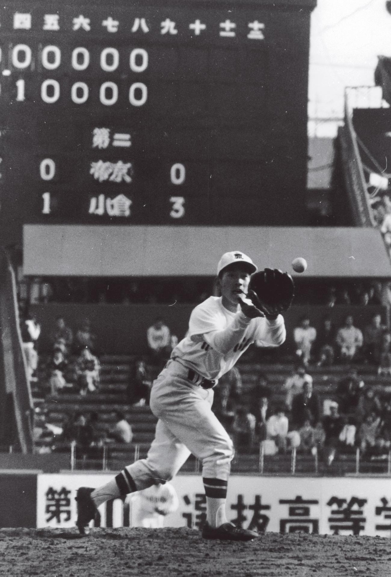 日刊スポーツ50年史　第50回センバツ高校野球選手権大会　前橋対比叡山　前橋松本稔投手は最後の打者を投ゴロに打ちとり完全試合を達成（1978年3月30日）