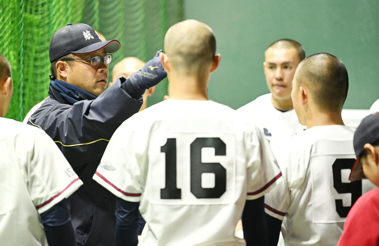 室内練習場で調整する選手に話す日本航空石川・中村監督（左）（撮影・滝沢徹郎）