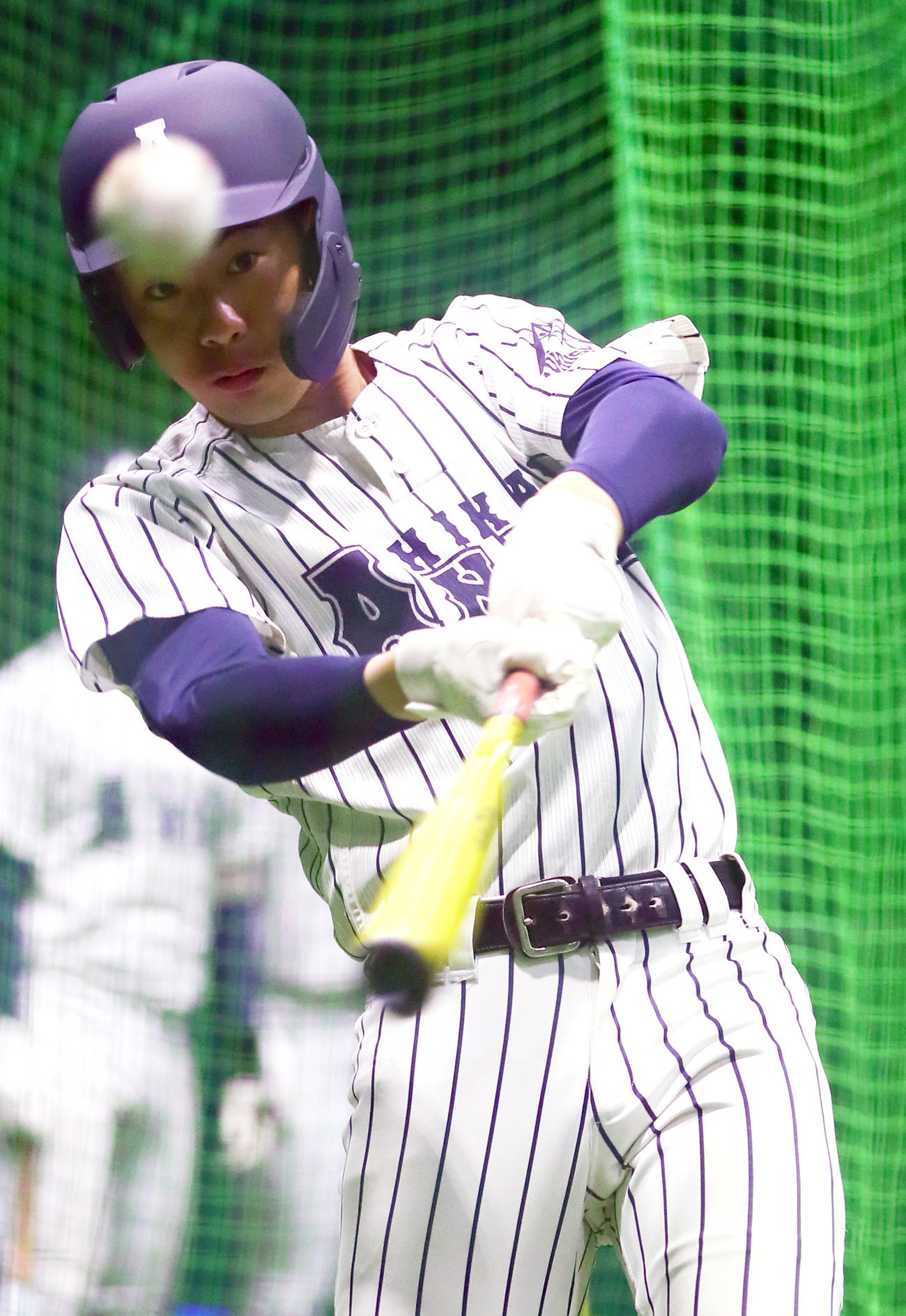 室内で打撃練習する阿南光の井坂主将（撮影・上山淳一）