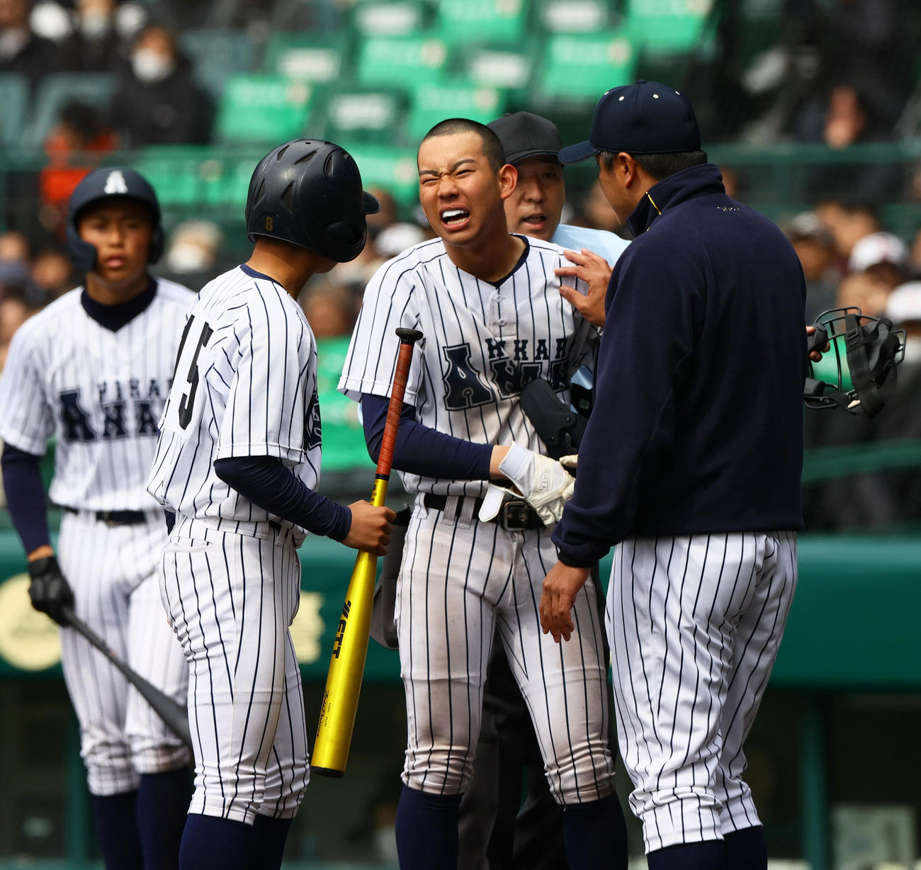 3月19日　阿南光対豊川　8回表阿南光無死一、二塁、井坂（左から3人目）は死球で痛がる