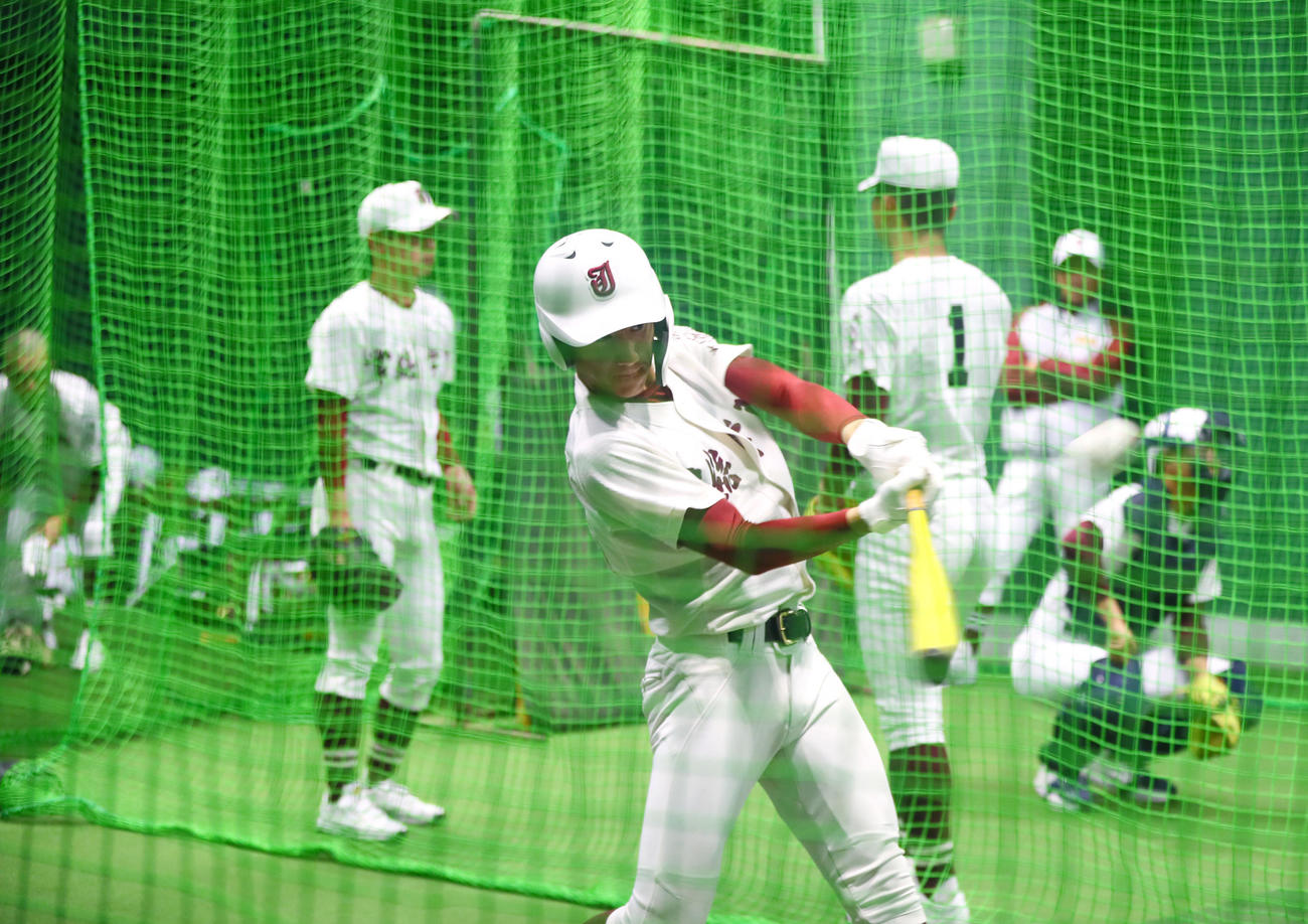 室内で練習する常総学院ナイン（撮影・上山淳一）