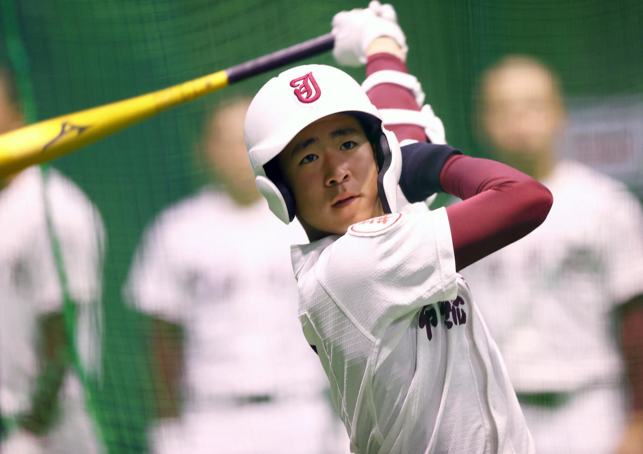 室内で打撃練習する常総学院の若林主将（撮影・上山淳一）